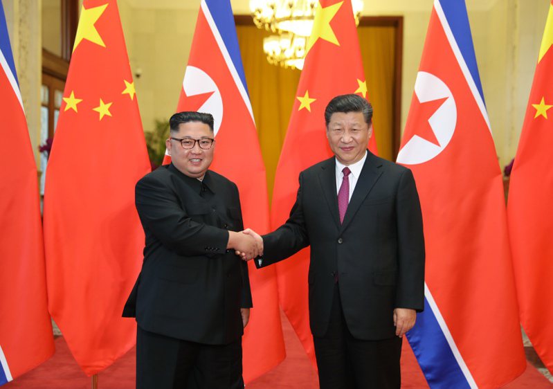 中共總書記習近平（右）近日向北韓領導人金正恩表示，大陸願為守護地區和平與穩定、發展與繁榮做出更大貢獻。圖為2018年習近平與金正恩舉行會談。（新華社）