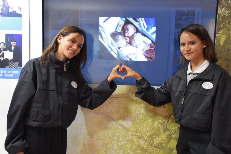 菲律賓的王慈恩、王慈愛姊妹，出生時是連體嬰，20年前透過慈濟引介來到台灣，進行分割手術後，重獲新生，如今再度來到慈濟科技大學就讀四技護理外籍專班。圖／慈濟科大提供