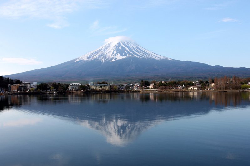 日本河口湖與富士山一景。圖／ingimage