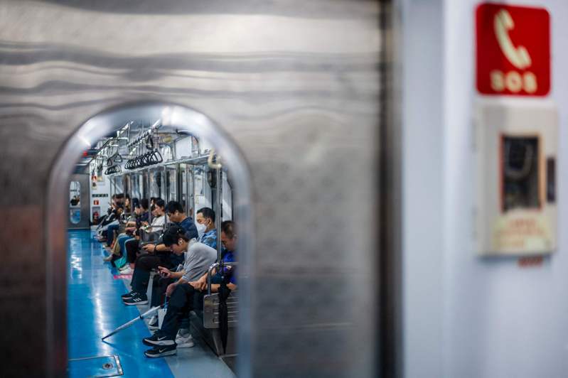 南韓首爾地鐵公司（Seoul Metro）1日宣布，明年1月起將在尖峰時刻拆除地鐵4號線和7號線的兩節車廂座位。法新社