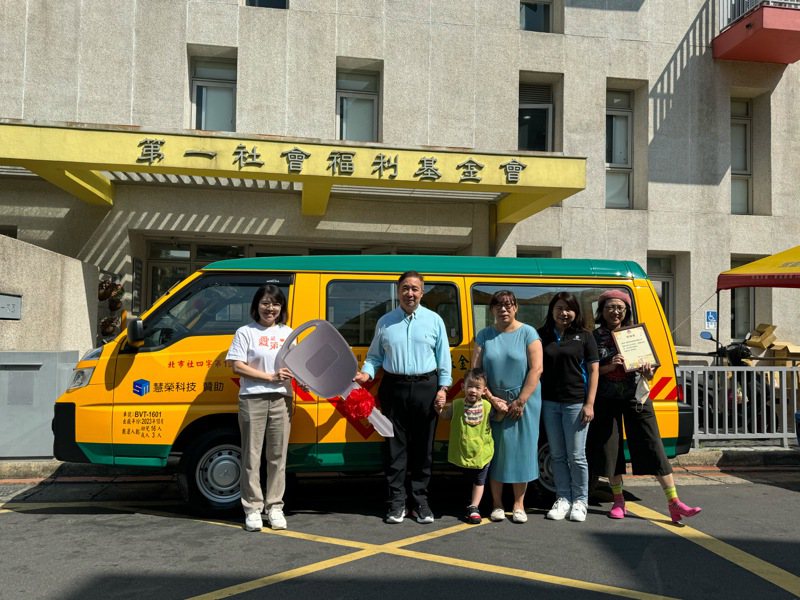 慧榮科技贊助第一社會福利基金會早療幼兒交通車，總經理苟嘉章（右二）親自出席。圖／業者提供