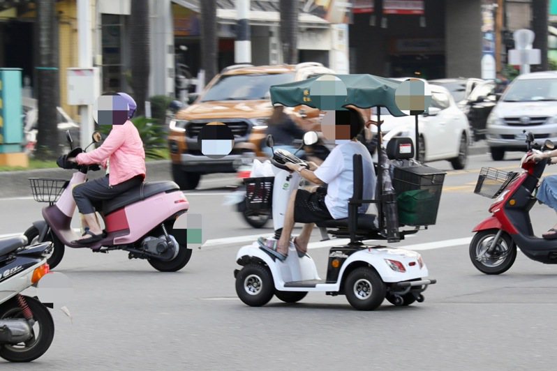 屏東縣老年人發生交通事故比例偏高，路上可見高齡者未依規定使用電動輔助車。記者張已亷／攝影