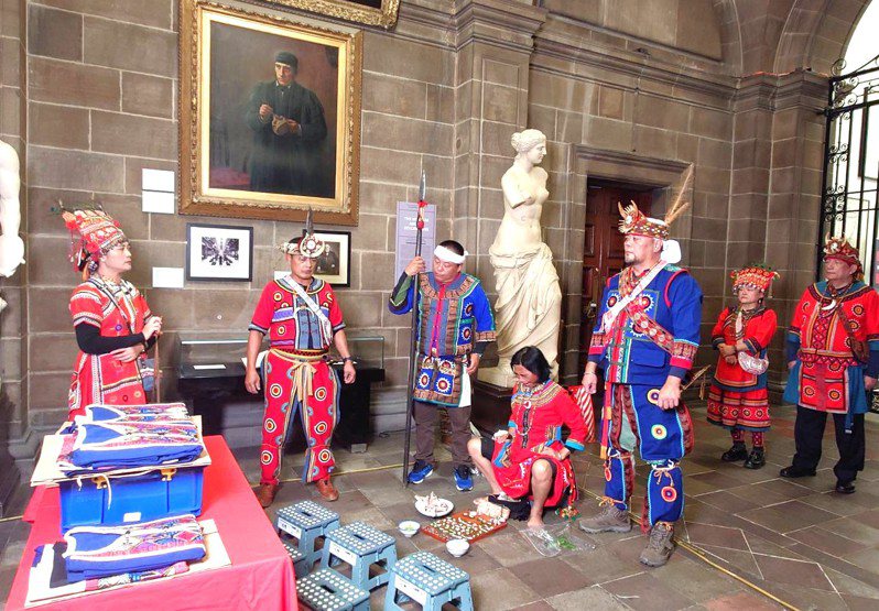 台灣代表團日前抵英，4個排灣勇士頭骨返還儀式昨天在愛丁堡大學舉行，在部落祈福除穢儀式後帶回台灣，流落異鄉149年後終於返回故里。圖／牡丹鄉公所提供