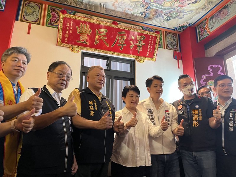 台中市長盧秀燕今上午到西區興農宮贈匾並參拜，提到藍白合議題，她說只要有決心、存好心，一定會有好的結果。記者洪敬浤／攝影