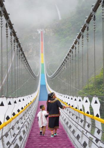 信義鄉七彩吊橋是全國最長、最高的景觀吊橋，如同山谷間的一道彩虹。圖／南投縣政府提供