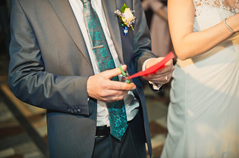 有網友日前參加同事婚禮時，交上沒有署名的紅包，結果隔日收到新娘訊息，要求指認「哪封紅包是他給的」，令該網友氣憤又無言，發文斥責新娘無禮。情境示意圖。圖／Ingimage