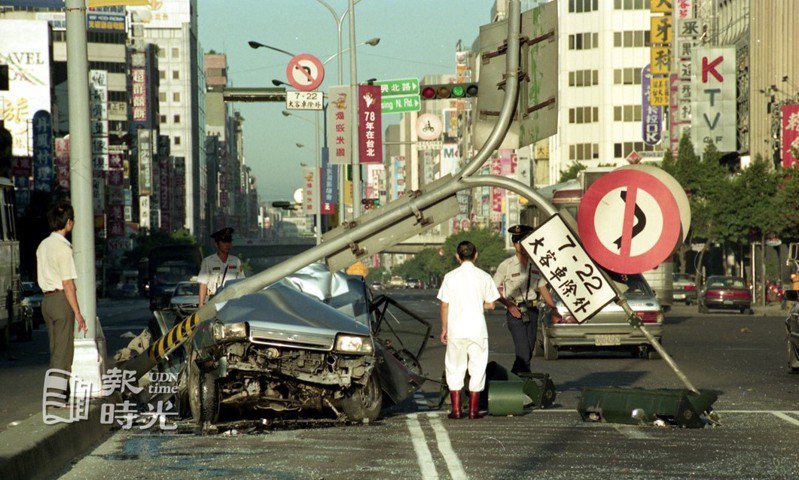 台北市南京東路、復興北路口廿八日發生一輛內載五人的轎車與機車互撞車禍，造成三死三傷慘劇，從現場被撞倒的號誌燈及嚴重扭曲變形的車體看來，可見衝撞當時力道之大。圖／聯合報系資料照(1989/09/28  林俊良攝影)