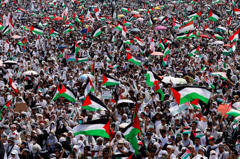 印尼伊斯蘭學者理事會今天在雅加達舉行聲援巴勒斯坦集會，許多民眾高舉旗幟、呼喊口號，逾萬人將廣場擠得水洩不通。路透社