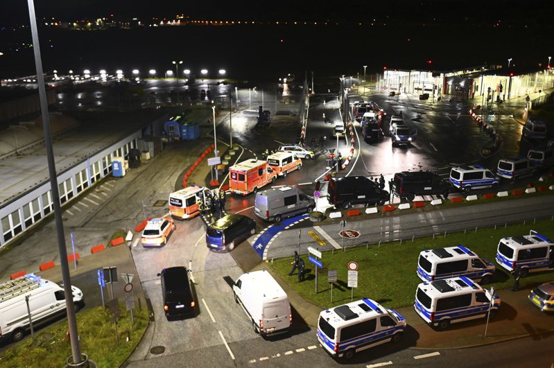 德國當地時間4日晚間8時左右，一名持械男子開車撞破漢堡機場閘門、闖入停機坪，車內一名四歲兒童人質，目前機場全面封鎖且停飛。美聯社