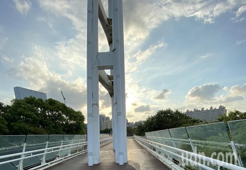新竹縣工務處指出，前年檢測縣府維管的45座橋梁需維修，因此編列2500萬工程費。（圖為新竹縣體育場斜張橋）。記者黃羿馨／攝影