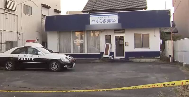 日本有殯葬公司倒閉後，其棄置的辦公室內發現2副棺木，內有2名老翁的遺體。（網上影片截圖）