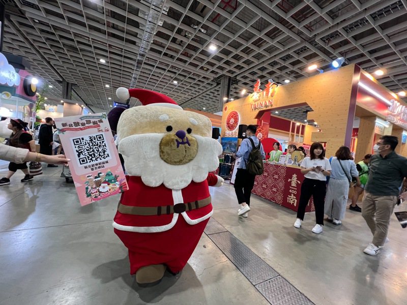 新北歡樂耶誕城吉祥物「桑塔熊」到ITF台北國際旅展行銷新北耶誕城。圖／新北觀旅局提供