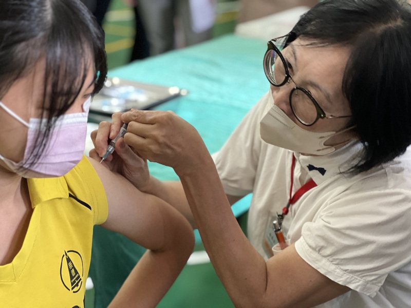 子宮頸癌是台灣婦癌發生率第10名、死亡率第8名的疾病，國健署建議30歲以上女性定期抹片檢查追蹤，國中女生則可接受公費HPV疫苗。示意圖。聯合報系資料照