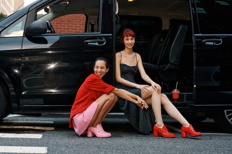 鞋履大廠ECCO再次與Natacha Ramsay-Levi合作，推出了NRL聯名限定設計，吸引人氣名模姐妹花水原希子和水原佑果來擔任系列形象廣告主角。圖／ECCO提供