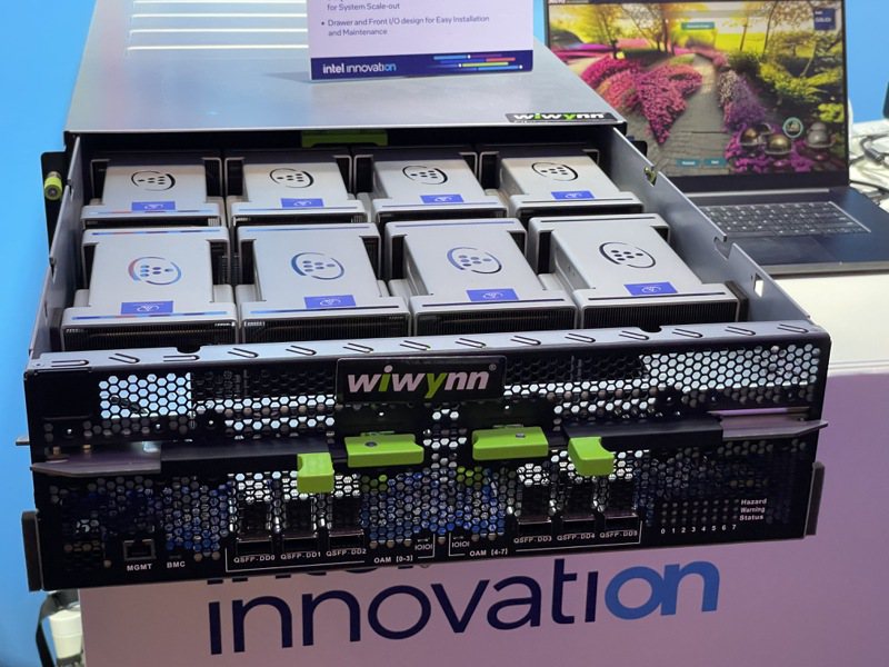 英特爾在Intel Innovation Taipei 2023科技論壇展出新一代與緯穎合作的Gaudi 2伺服器。記者簡永祥/攝影