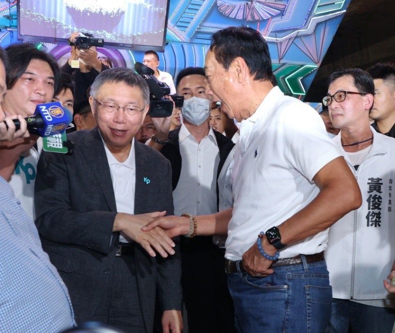 鴻海創辦人郭台銘（右）、民眾黨總統參選人柯文哲（左）。記者潘俊宏／攝影