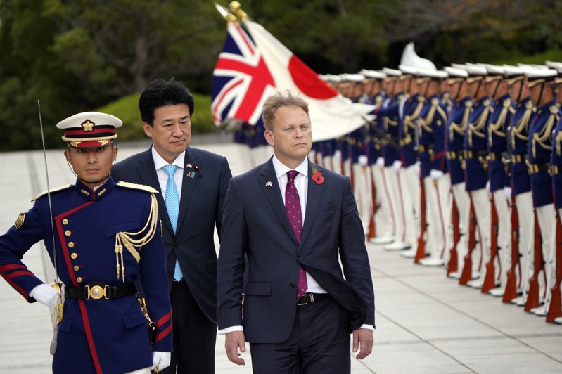 英國國防大臣夏普斯(左三)與日本防衛大臣木原稔(左二)。 美聯社