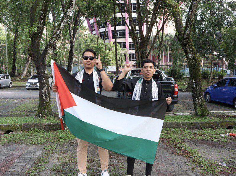 以巴衝突未見停火跡象，馬來西亞敦促設立人道主義走廊，呼籲以同理心感受巴勒斯坦人民處境，圖為聲援巴勒斯坦的馬來西亞民眾。圖／中央社
