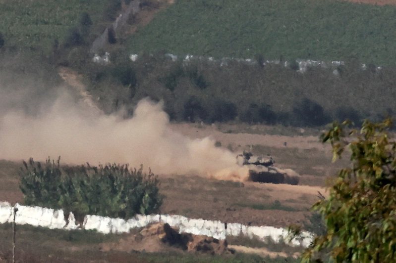 图为一辆以色列坦克在以色列与加萨的边境进行演习。路透社(photo:UDN)