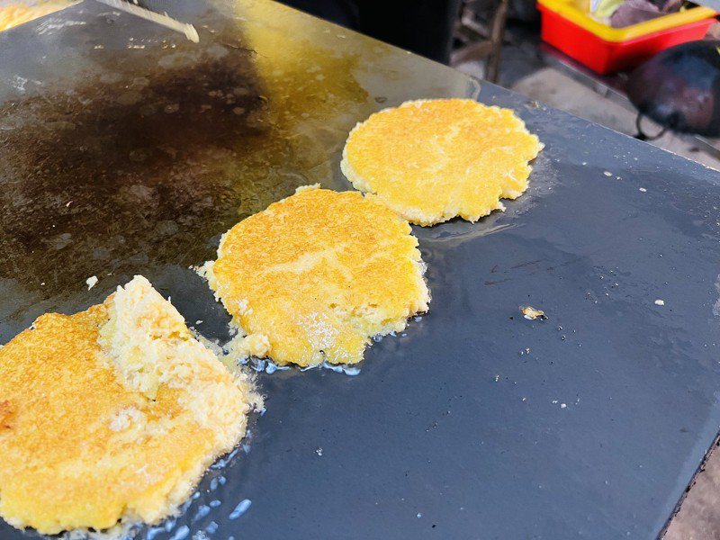 石門山區出磺口農場的黃金地瓜盛產中，煎成古早味傳統點心『蕃薯粿』就是人間美味。 圖／紅樹林有線電視提供