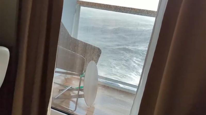 「探索精神號」4日航行在比斯開灣遭遇暴風雨，郵輪啟動安全機制大轉向，造成近百人摔傷。乘客受訪談到桌椅被拋飛倒下。取自X