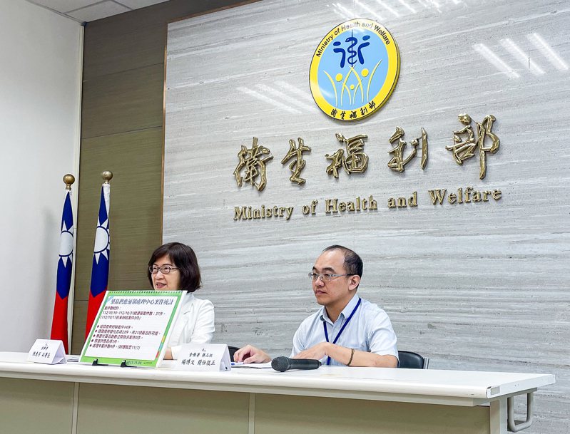 食藥署副署長陳惠芳（左）說，去年網路藥品違規案件有1575件、無照藥商1152件。記者賴昀岫／攝影