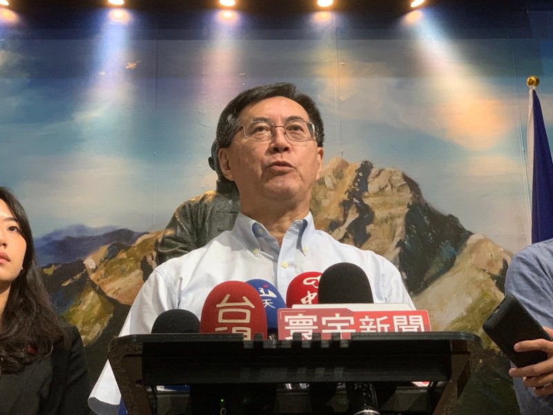 國民黨考紀會主委黃怡騰在中常會後轉述說明黨紀處分案。記者鄭媁／攝影