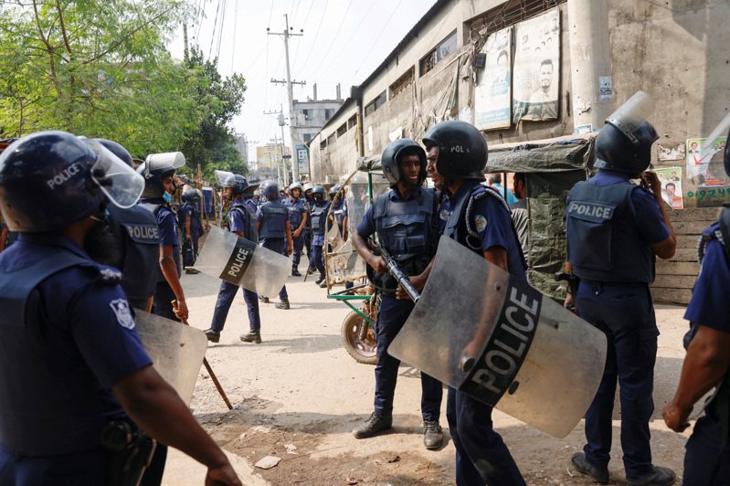 孟加拉警方在成衣厂前戒备。路透(photo:UDN)