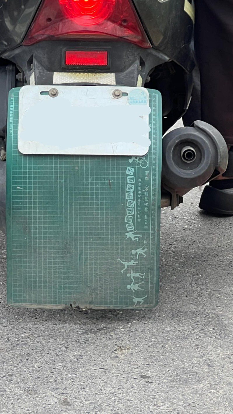 有網友發現路邊某輛機車竟用「切割墊」當擋泥板。圖／擷自「路上觀察學院」