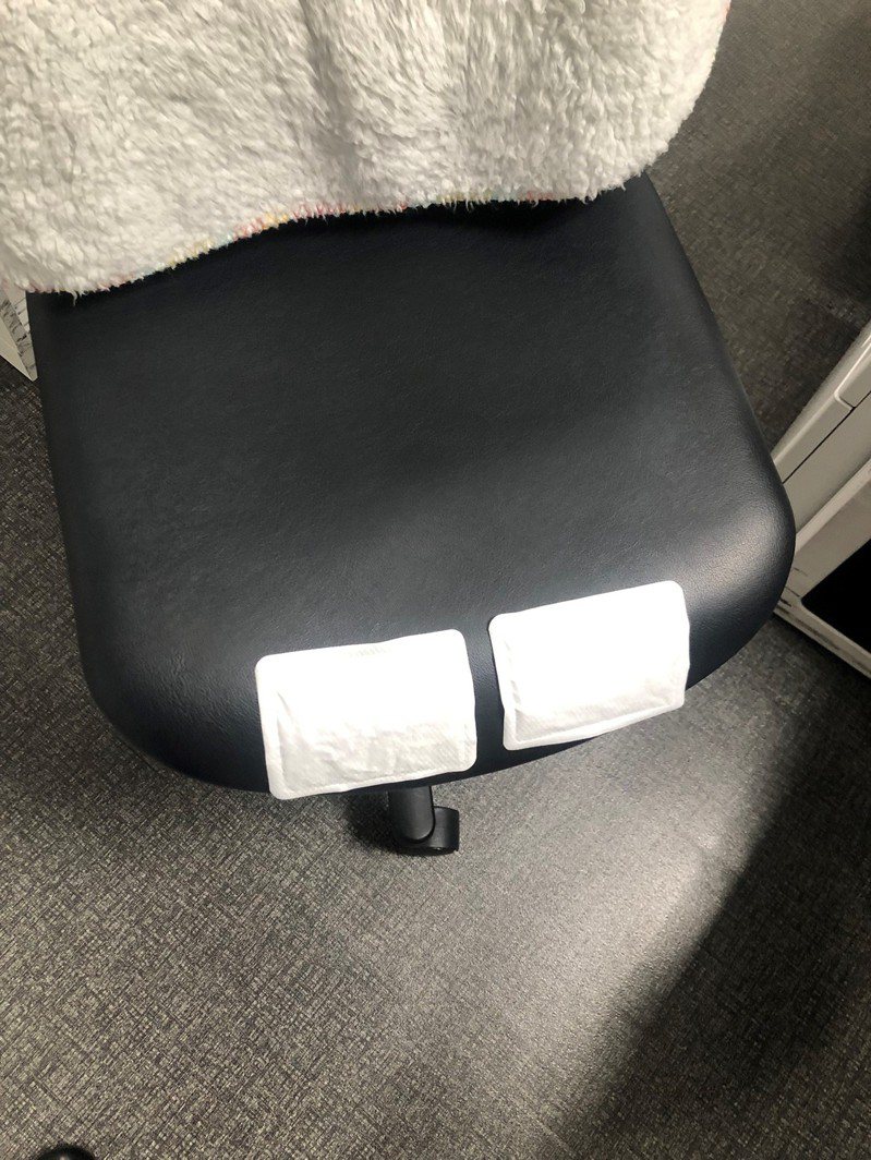 將暖暖包貼在椅子前緣溫暖大腿，能促進血液循環。圖擷自twitter