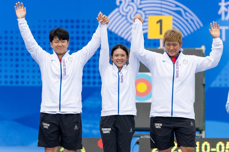 中華隊陳怡瑄（左一）、黃逸柔（右一）和王律勻繼亞運後後，再奪下亞錦賽複合弓女子團體賽銀牌。 聯合報系資料照