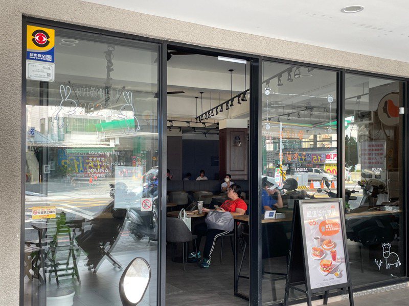 台南中西區今中午約12點半傳出部分地方停電，咖啡廳內陷入漆黑。圖／讀者提供