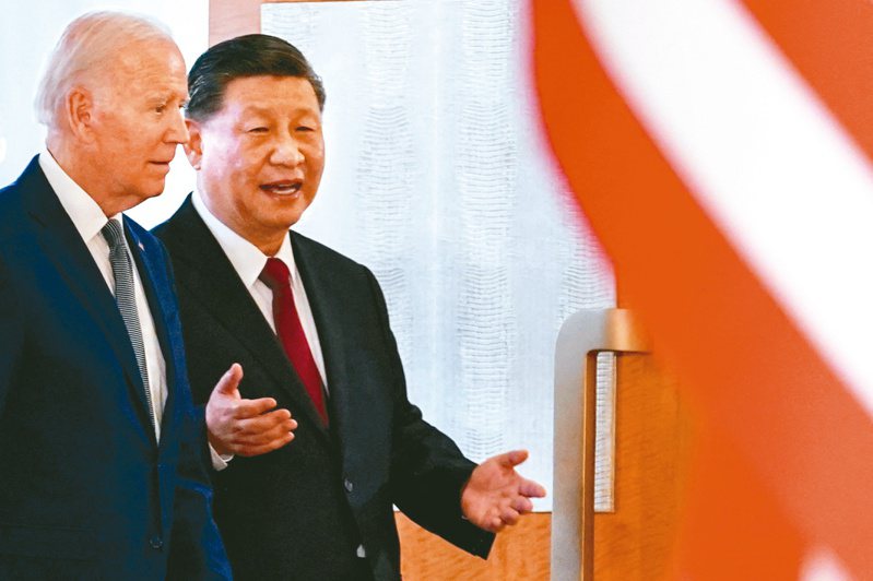 美國總統拜登（左）和大陸國家主席習近平（右）去年十一月在印尼峇里島Ｇ20峰會場邊會面。美國媒體報導，拜習十五日將在舊金山會晤，宣布恢復雙邊軍事對話。（路透）
