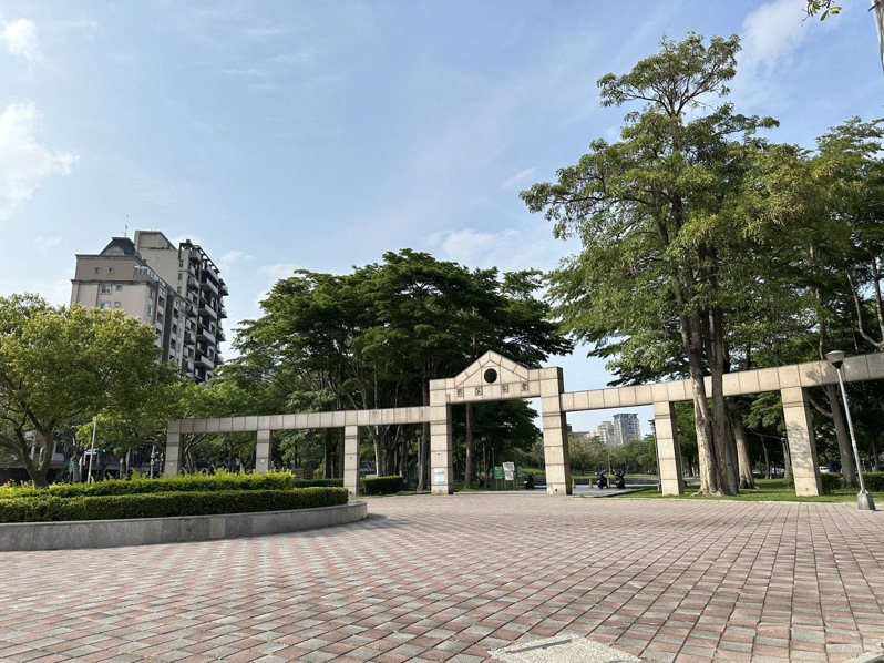 台中市南屯區豐富公園占地廣闊，正門口有個高又細的牌樓，已經近30年歷史，不僅危險，更有人說像是「墓園入口」。圖／朱暖英提供