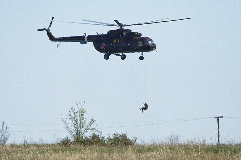 華爾街日報爆料，俄羅斯正試圖回購已出口的部分防禦系統，以補充入侵烏克蘭的軍火庫存。圖為一名俄國軍人2014年4月在俄烏接壤邊境附近50公里處的羅斯托夫州新切爾卡斯克接受訓練，從軍用運輸機垂降。美聯社