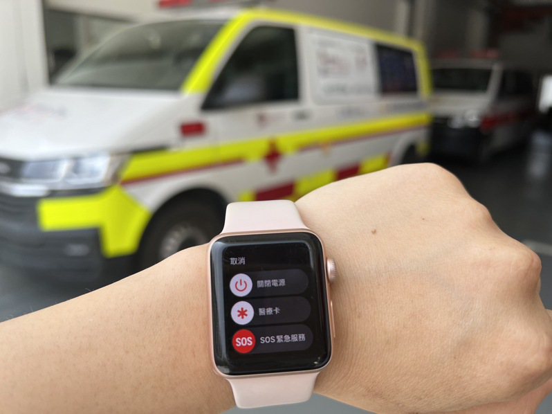 不少智慧型手表皆配有自動偵測使用者若發生車禍、跌倒等意外，即自動撥打緊急救援電話，並提供使用者所在的經緯度座標。記者郭政芬／攝影