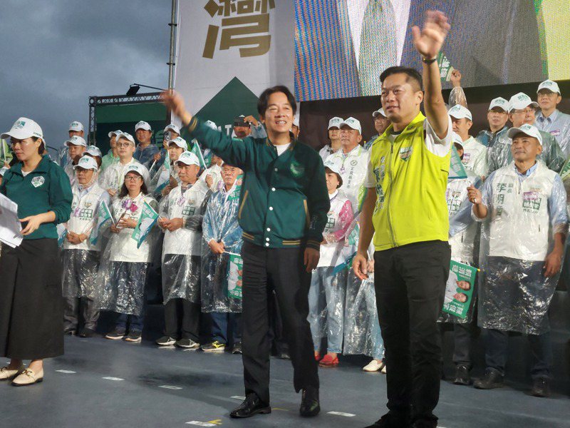 賴清德（前排左）表示，宜蘭對他來說有特殊情感，他永遠記得2010年第一次參選台南市長，收到前法務部長陳定南公事包時的感動。記者陳敬丰／攝影