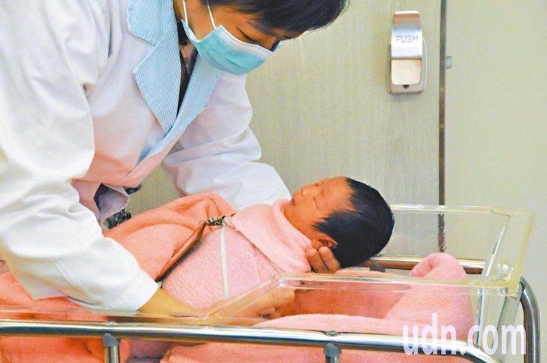 台灣新生兒死亡率高，醫界指出計算方式恐有偏誤，包含流產以及社會性因素等納入計算，恐讓計算結果失真。本報資料照片