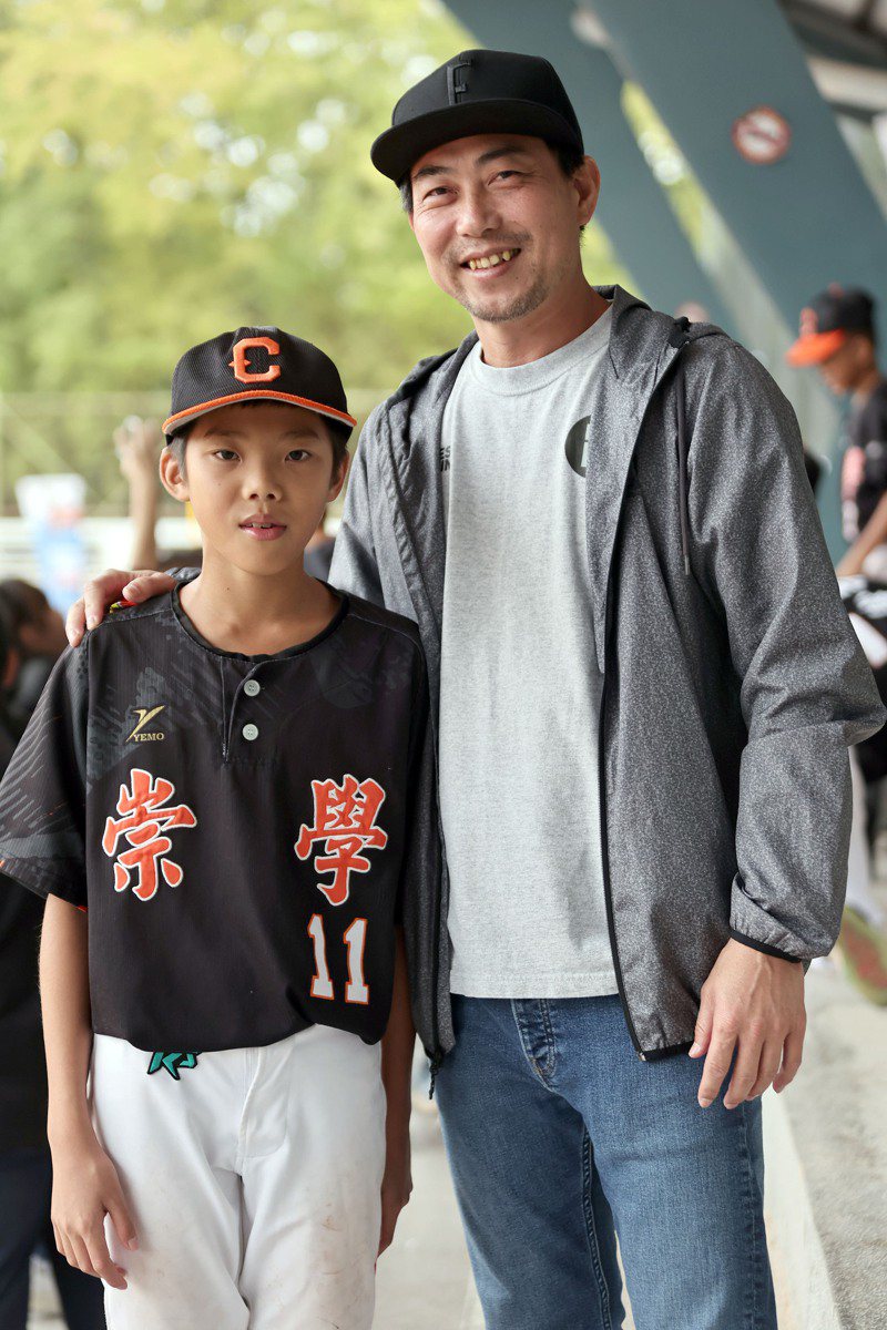 統一獅總教練林岳平抽空來重光盃看兒子林楷晏比賽。 台北市棒球協會提供