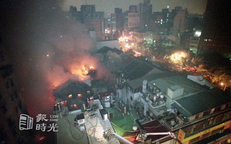 台北市晴光市場發生大火，造成4死3傷及56間店被毀。聯合報系資料照（1997/02/02 屠惠剛攝影）