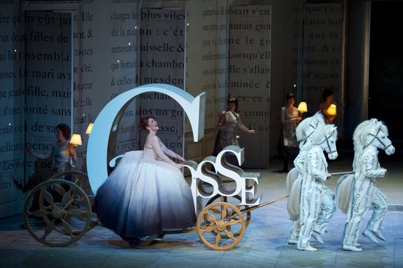 台中歌劇院推出時尚又浪漫的馬斯內歌劇「灰姑娘」，由法國鬼才導演羅杭．佩利（Laurent Pelly）執導。圖／台中歌劇院提供 ©ROH, Bill Cooper
