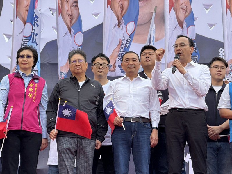 國民黨主席朱立倫站台時表示，讓台灣走向安定繁榮的日子，讓兩岸不要再有任何戰火，這就是侯友宜參選最重要的目標。記者黃羿馨／攝影