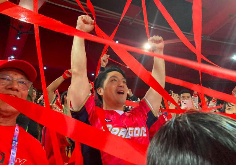 自稱元年老龍迷的台北市長蔣萬安，不僅今晚在天母棒球場為味全龍加油，拿下冠軍第一時間，蔣萬安也在臉書開心貼文「你們是我的英雄！」圖／引用自蔣萬安臉書