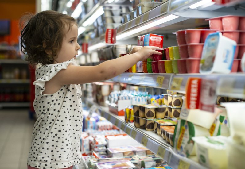 一位日本網友的小孩逛超市控制不住，一邊購物一邊喊買太多。示意圖，非當事人及事物。圖片來源／ingimage