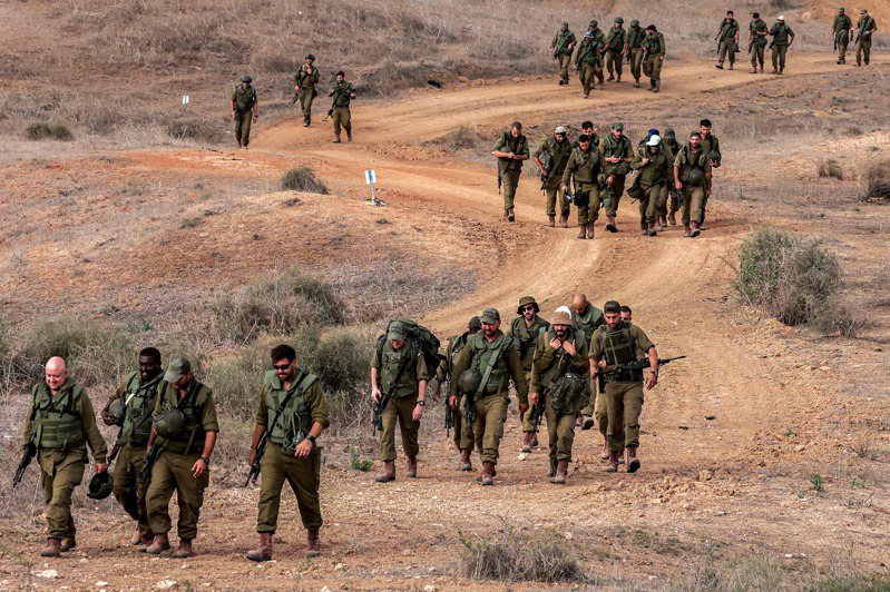 以色列軍方發言人告訴法新社，以軍共有44人於「戰爭期間喪生於加薩」。圖為11月12 日，在以色列和哈瑪斯之間持續不斷的戰鬥中，以色列軍隊士兵在搜尋遺骸後返回。法新社