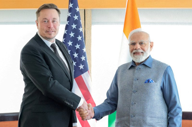 印度總理莫迪6月20日在紐約會晤特斯拉執行長馬斯克（右）時兩人握手留影。路透