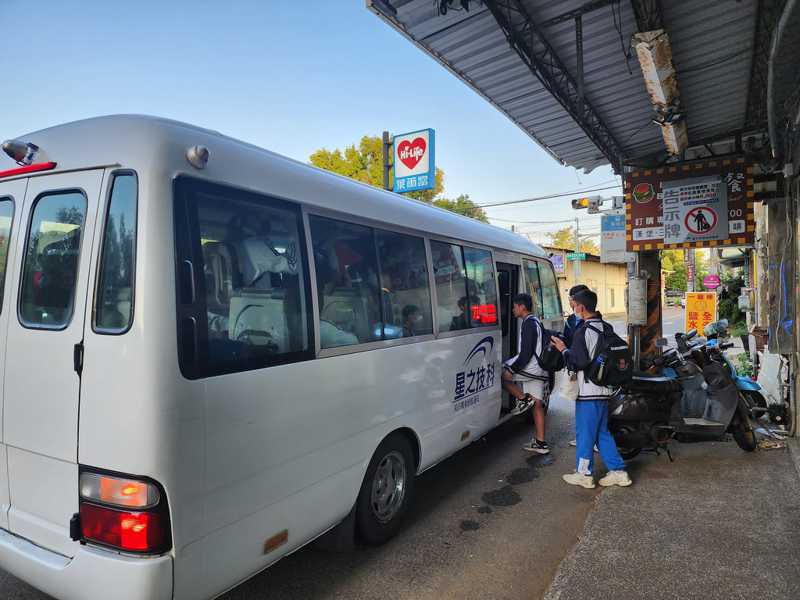 新竹客運日前突然發出公告表示駕駛員疾病突發，市區公車路班減駛，高峰里學生原本多搭20路公車上學，只能轉搭71路小巴，但小巴因此擠爆。圖／高峰里長郭朋鑫提供