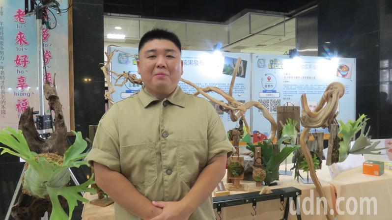 31歲青年謝人傑結合興趣與家業，今年9月自創「霧鹿奇途」品牌，鹿角蕨上板奇木。記者范榮達／攝影