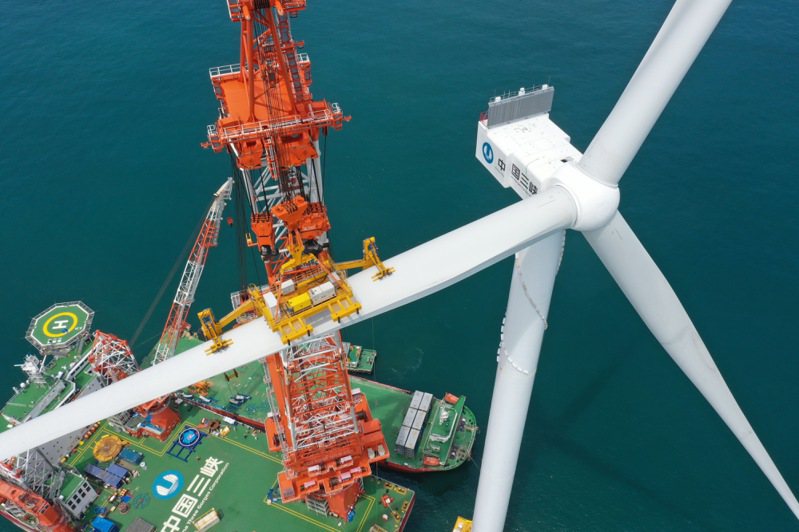 今年6月福建平潭外海才安裝全球首台16兆瓦海上風電機組，不到半年，這個世界紀錄將被更大的18兆瓦機組打破。圖為吊裝現場。（新華社）