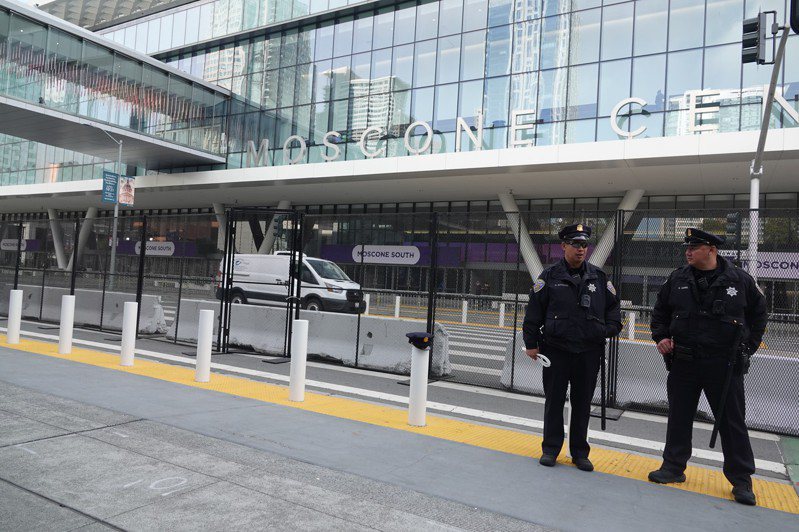 舊金山APEC會場的馬士孔尼中心前，警衛戒備森嚴。記者劉先進／攝影
